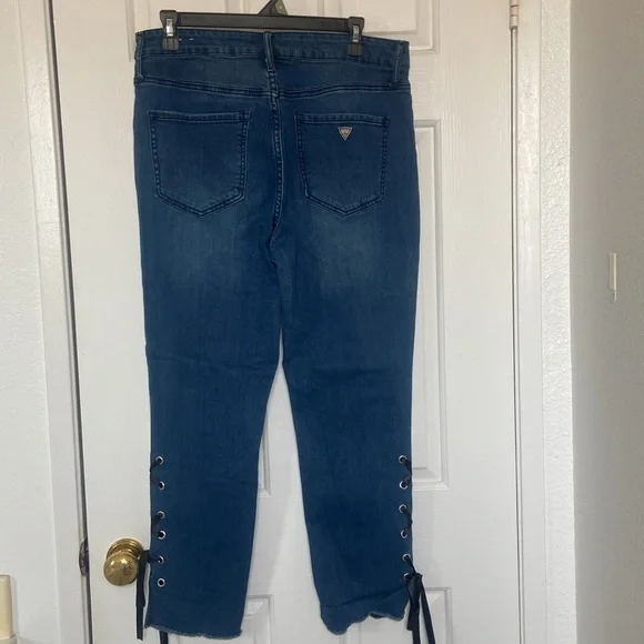 Guess Jeans - Picture 2 of 8